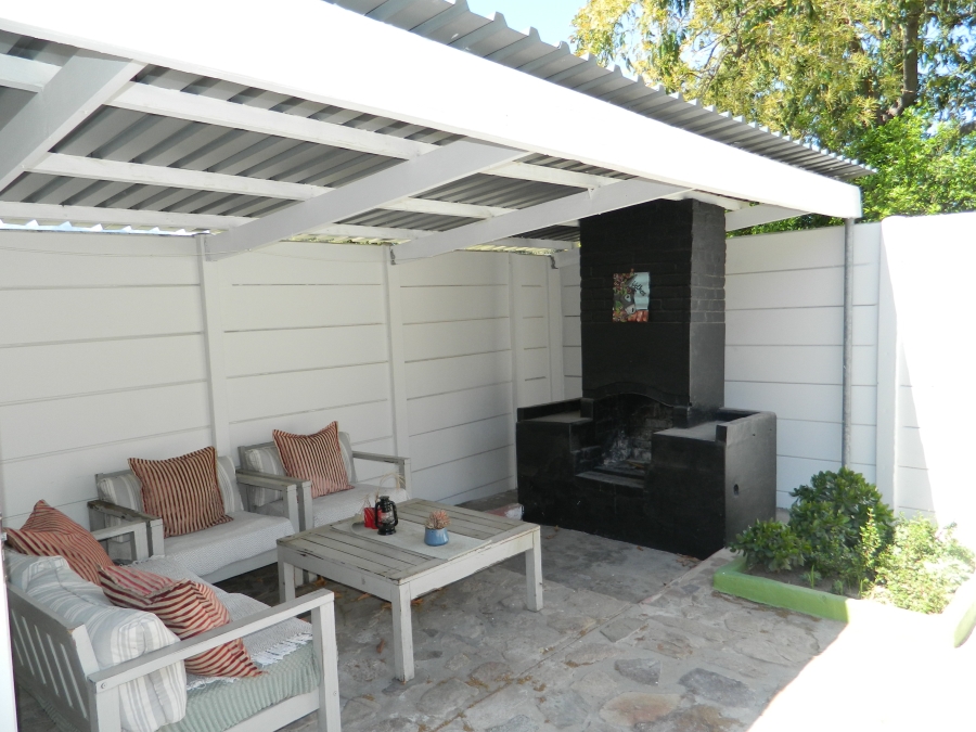 To Let 5 Bedroom Property for Rent in Esterville Western Cape